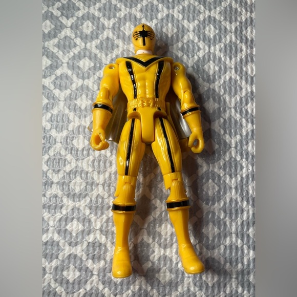 Power Ranger Mystic Force Yellow and Black Action Figure (2006) - Picture 1 of 5